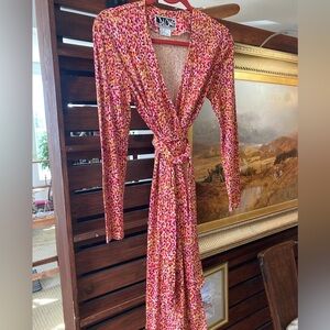 Diane von Furstenburg Silk Wrap Dress Vintage. Geometric pattern. Size 6